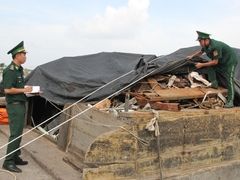 Bình Phước: Bắt giữ 5 đối tượng vận chuyển hàng hóa nhập lậu