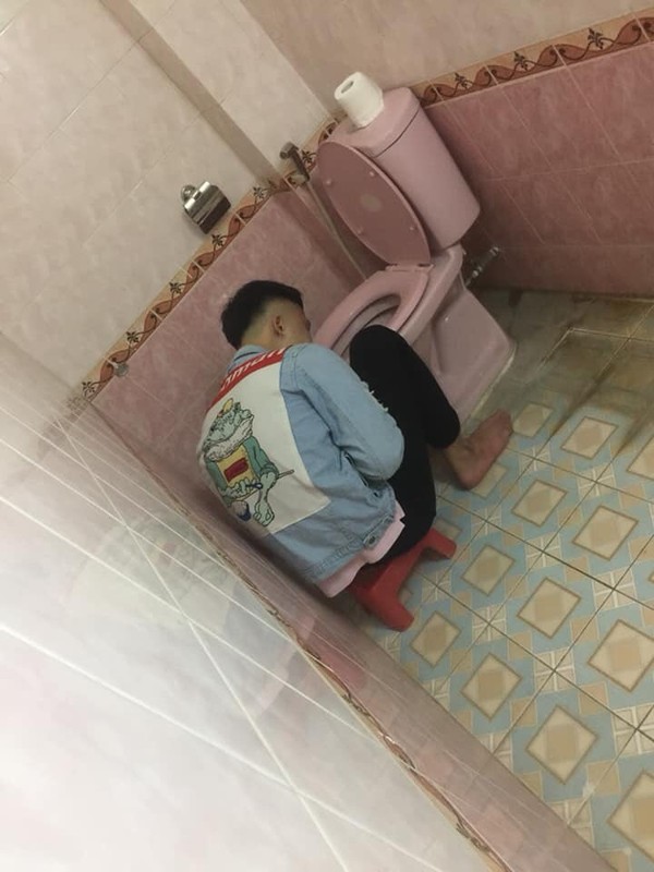 Uống rượu say quên trời đất, anh chàng được hội anh em 'hộ tống' vào toilet cùng chăn chiếu rồi ngủ luôn đến sáng