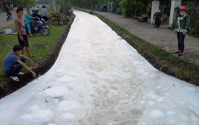 Tìm ra người đổ hóa chất khiến kênh trắng bột, cá chết hàng loạt