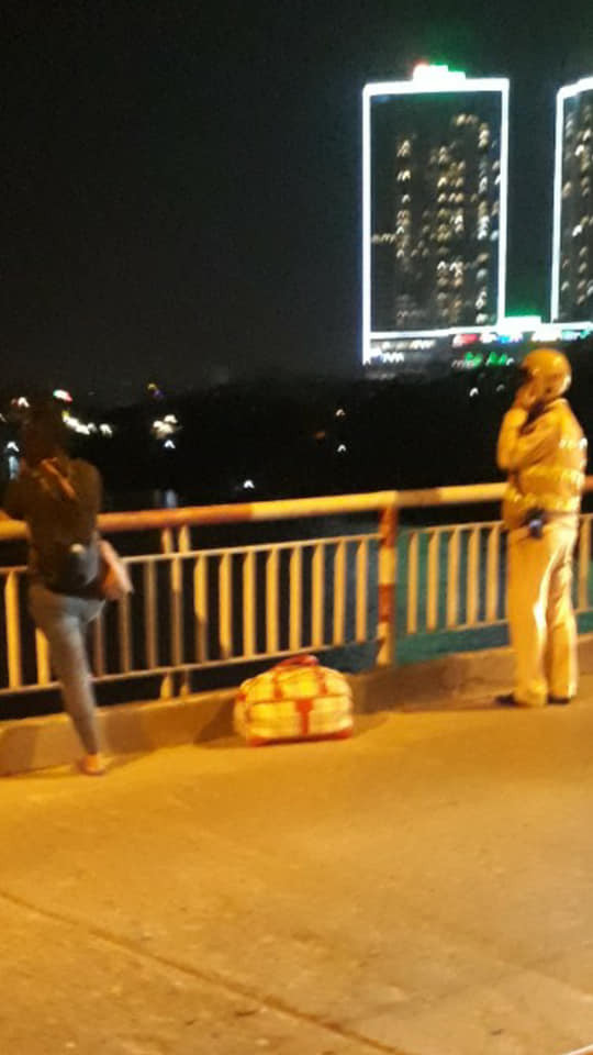 CSGT nhanh trí giải cứu người phụ nữ dí kéo vào cổ đòi nhảy cầu Chương Dương tự tử do mâu thuẫn vợ chồng