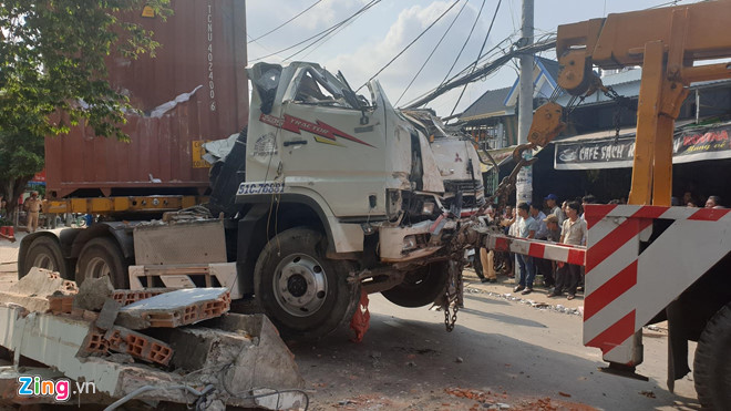 Xe đầu kéo tông sập 3 căn nhà ở Sài Gòn, 14 người may mắn thoát chết