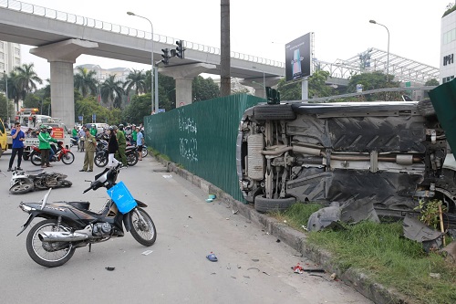 Nữ tài xế khai đạp nhầm chân ga, đâm hàng loạt xe máy ở Hà Nội
