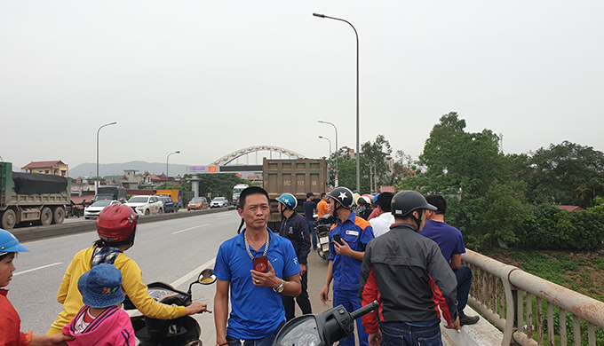 Chồng bế con bất lực nhìn vợ gieo mình xuống sông