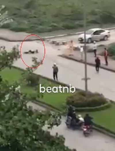 Nam thanh niên dùng kéo đâm chết cô gái trẻ giữa đường