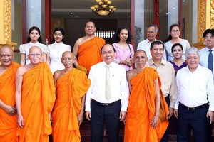 Thủ tướng Nguyễn Xuân Phúc thăm, chúc Tết Chôl Chnăm Thmây tại Học viện Phật giáo Nam tông Khmer