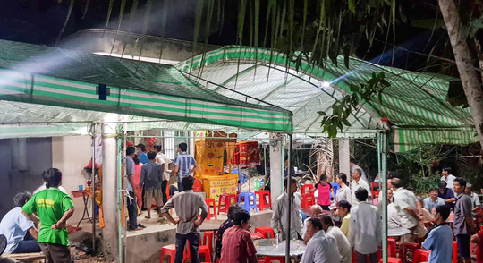 Sập tường 6 người chết ở Vĩnh Long: Người đầu bạc khóc tiễn người đầu xanh