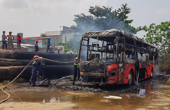 Xe khách bốc cháy trơ khung khi đậu trong bến