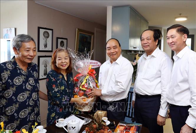 Thủ tướng thăm, chúc mừng một số nhà báo lão thành tại TP Hồ Chí Minh