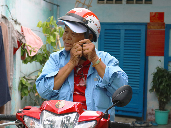 73 tuổi, cụ bà chạy xe ôm kiếm tiền nuôi cháu trai ước mơ thành streamer