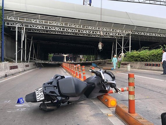 Sập giàn giáo cầu vượt đầu hầm Thủ Thiêm: Hôm nay, công an làm việc với tài xế xe gây sự cố