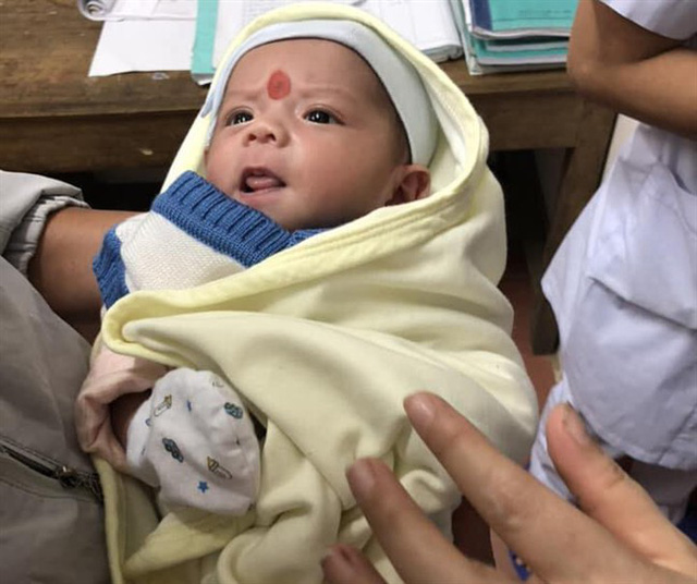 Bé trai 2 tháng tuổi bị bỏ rơi trong đêm đã được mẹ đón về