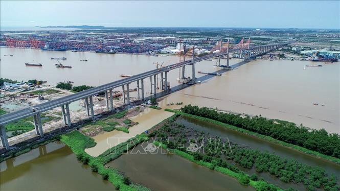 Hoạt động cả tháng, đã bắt đầu thu phí, cầu Bạch Đằng và cao tốc ngàn tỷ vẫn 'tối um'