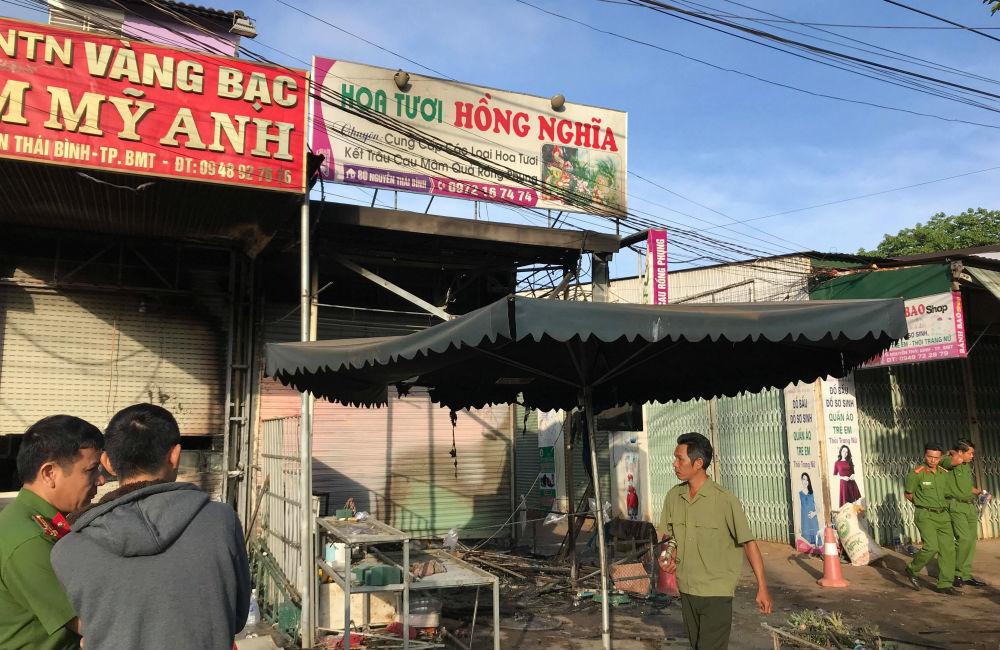 Cháy cửa hàng hoa 2 người chết: Nạn nhân khai người tình đổ xăng đốt