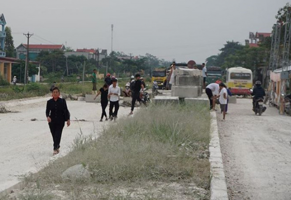 Thanh Hóa: Thi công đường bụi hành dân, dân bức xúc chặn đường tỉnh lộ