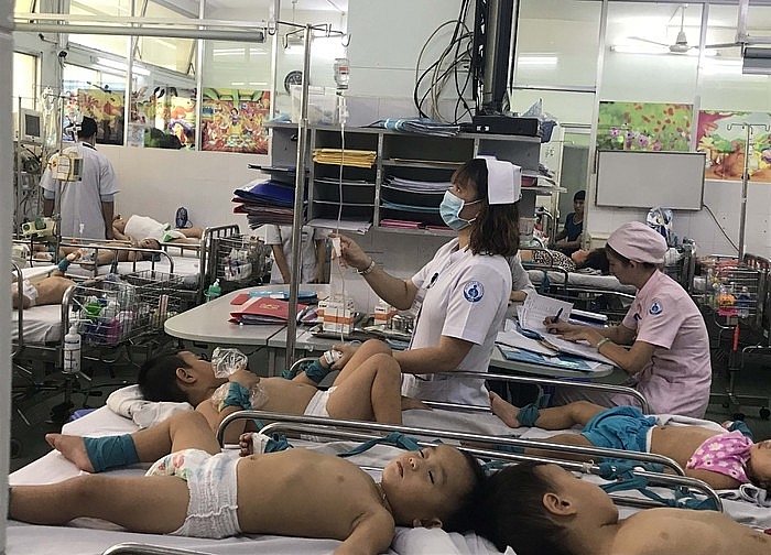 Mùa Đông - Xuân năm nay, Bộ Y tế xác định vẫn là 3 loại bệnh chủ đạo gồm tay chân miệng, sởi và sốt xuất huyết. Trong đó đặc biệt đáng chú ý là dịch tay chân miệng đang hoành hành ở phía Nam với vi rút EV71 rất nguy hiểm vì biến chứng cao.  