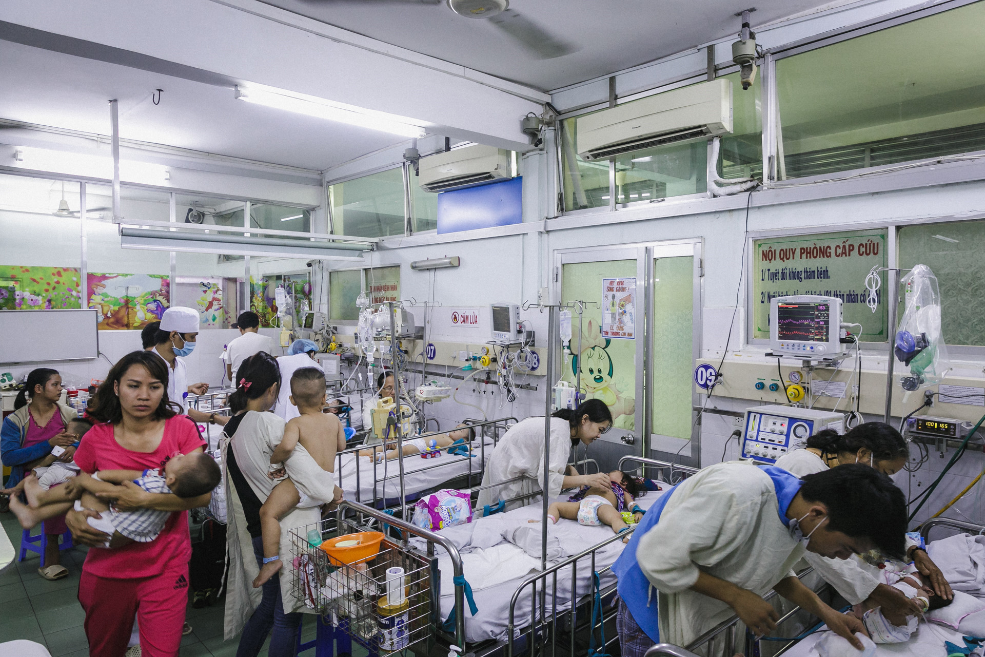 BỆNH VIỆN NHI Ở SÀI GÒN VỠ TRẬN VÌ DỊCH CHỒNG DỊCH
