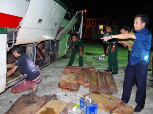 Hà Tĩnh: Pháo nổ và gỗ lậu trên xe khách biển Lào