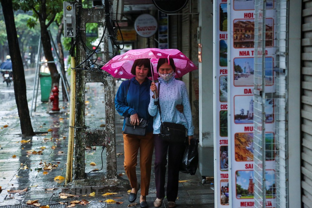 Nhiệt độ giảm sâu, người dân Hà Nội cảm nhận rõ cái lạnh đầu mùa