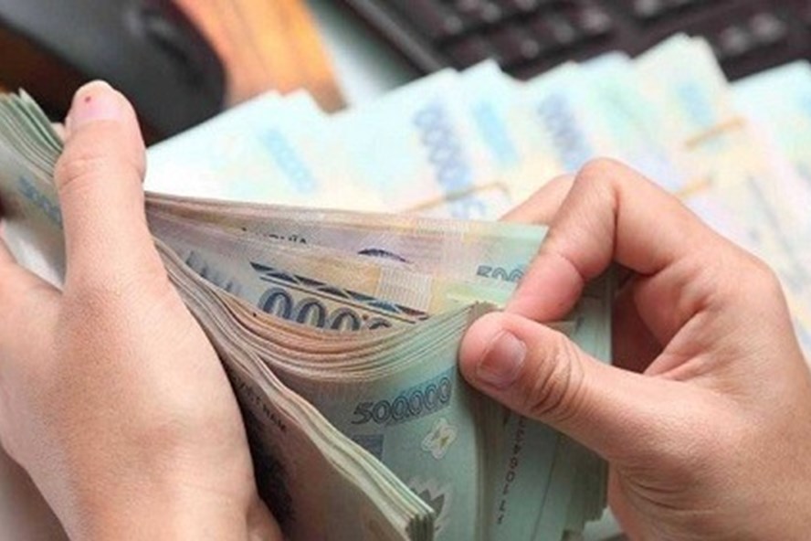 Tạm đình chỉ công tác hiệu trưởng bớt xén tiền hỗ trợ học sinh