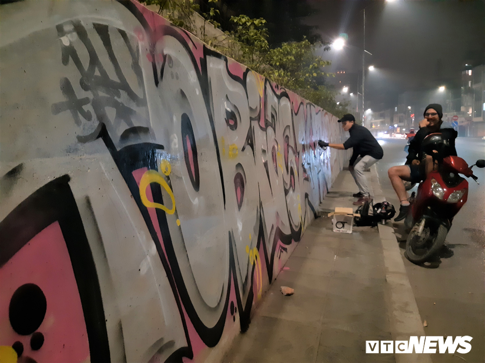 Lộ hình ảnh những kẻ bôi bẩn lên con đường hơn 300 tỷ đồng ở Hà Nội