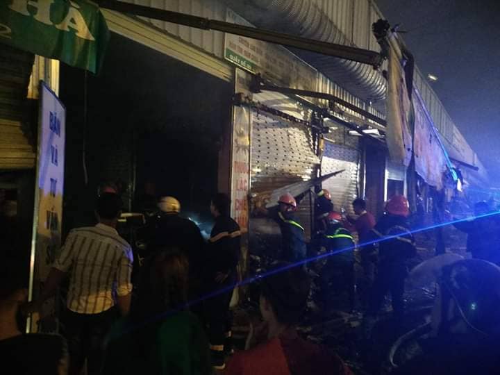 Chợ đầu mối lớn nhất Thanh Hóa cháy lớn, 10 ki ốt bị thiêu rụi