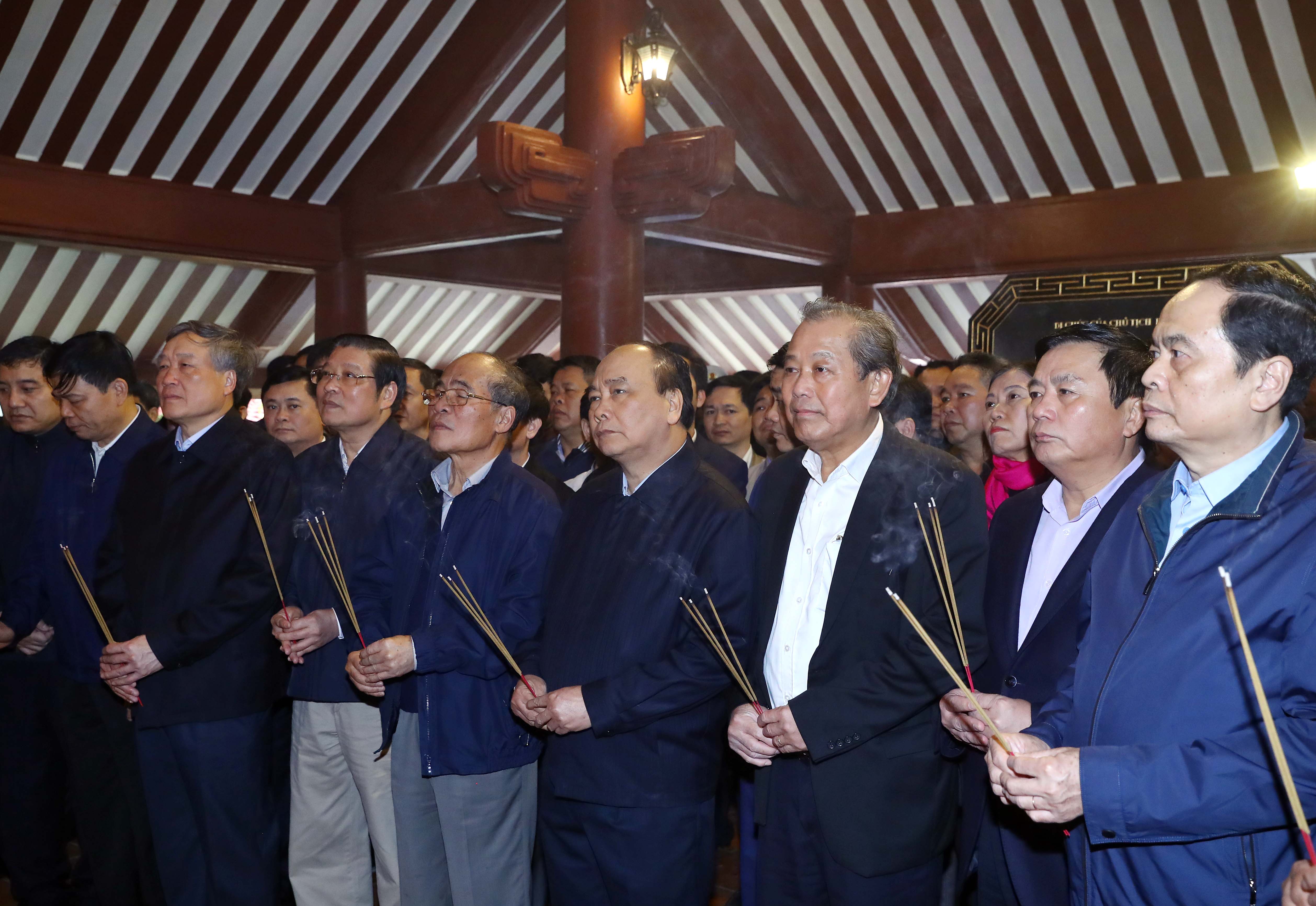 Thủ tướng dâng hương tưởng nhớ Chủ tịch Hồ Chí Minh