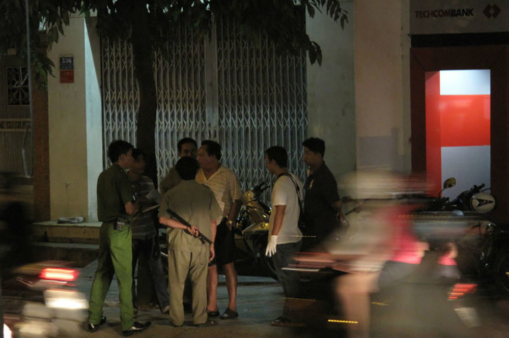 Chồng bị cắt cổ trong nhà, vợ hoảng loạn kêu cứu