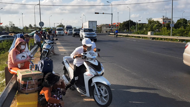 Từ miền Trung đón xe vào miền Nam: Phơi nắng 3 ngày vẫn chưa đón được xe