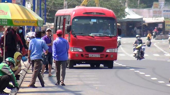 Khổ như đi lại dịp Tết: Loạn xe 'dù', bến 'cóc'
