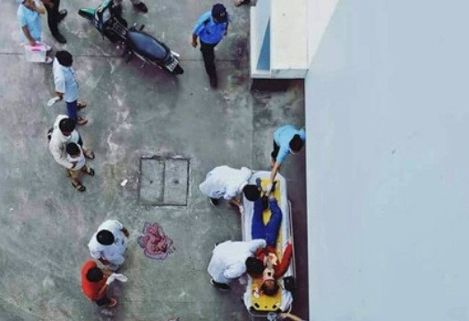 Cô gái trẻ rơi từ tầng lầu bệnh viện xuống đất
