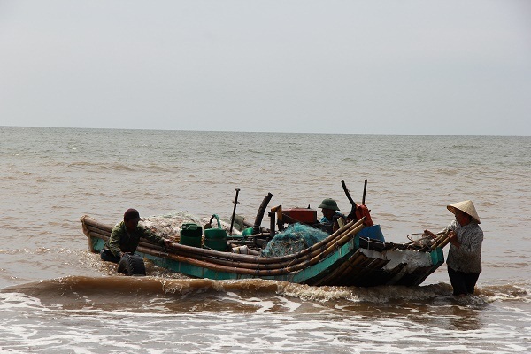 Thanh Hóa: Vợ chết, chồng mất tích khi đi đánh cá trên biển