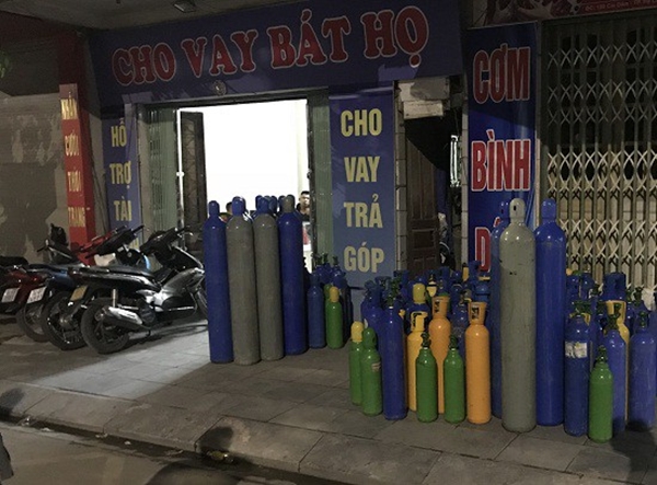Quảng Ninh: Phát hiện hàng trăm bình chứa khí cười N20 tại cửa hàng cầm đồ