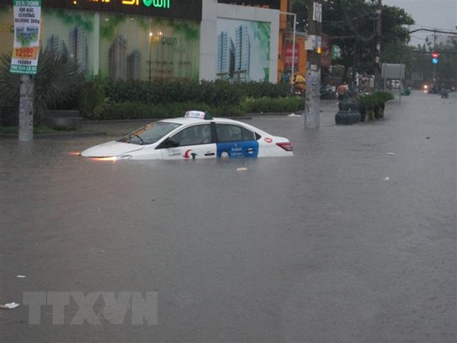 Người dân TP.HCM vật lộn với mưa lớn, học sinh được nghỉ học