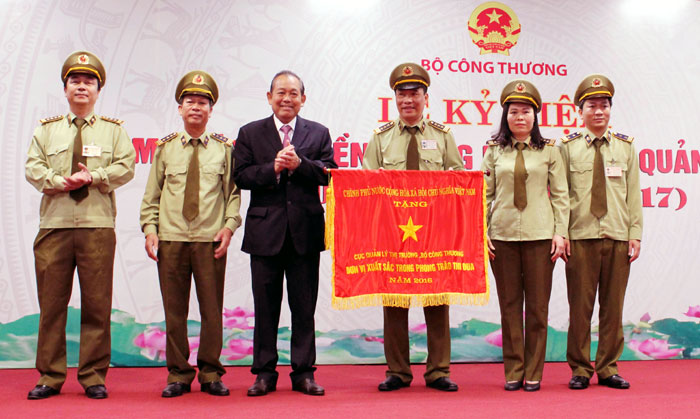 Chống buôn lậu, gian lận thương mại và hàng giả là nhiệm vụ thường xuyên