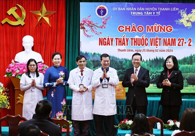Chủ tịch nước Võ Văn Thưởng thăm, chúc mừng các y, bác sĩ tại tỉnh Hà Nam