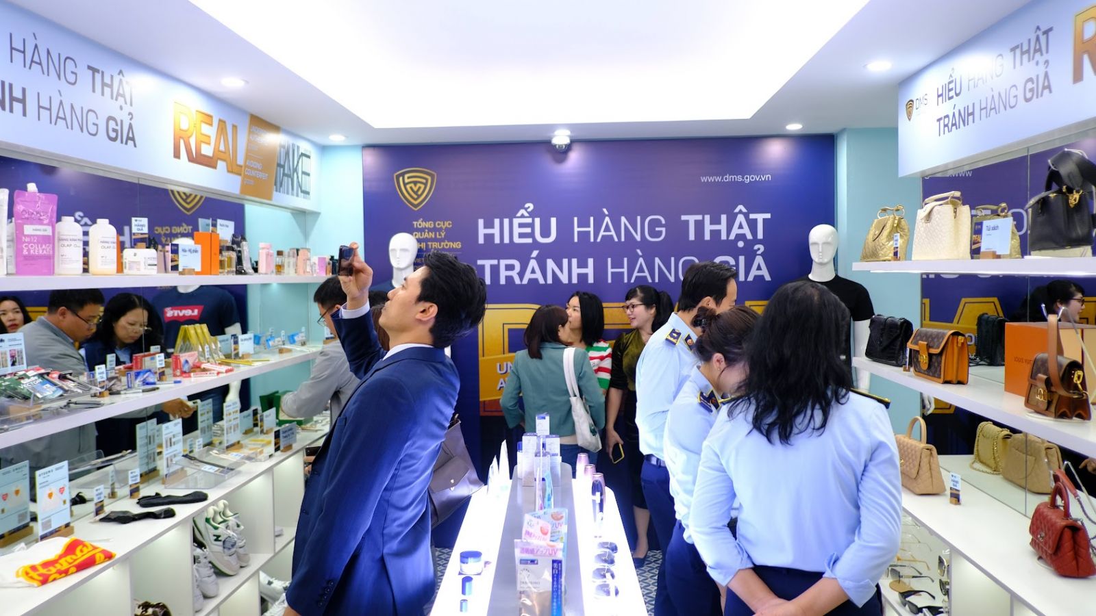 Mở cửa Phòng trưng bày với chủ đề “Hiểu hàng thật – Tránh hàng giả”