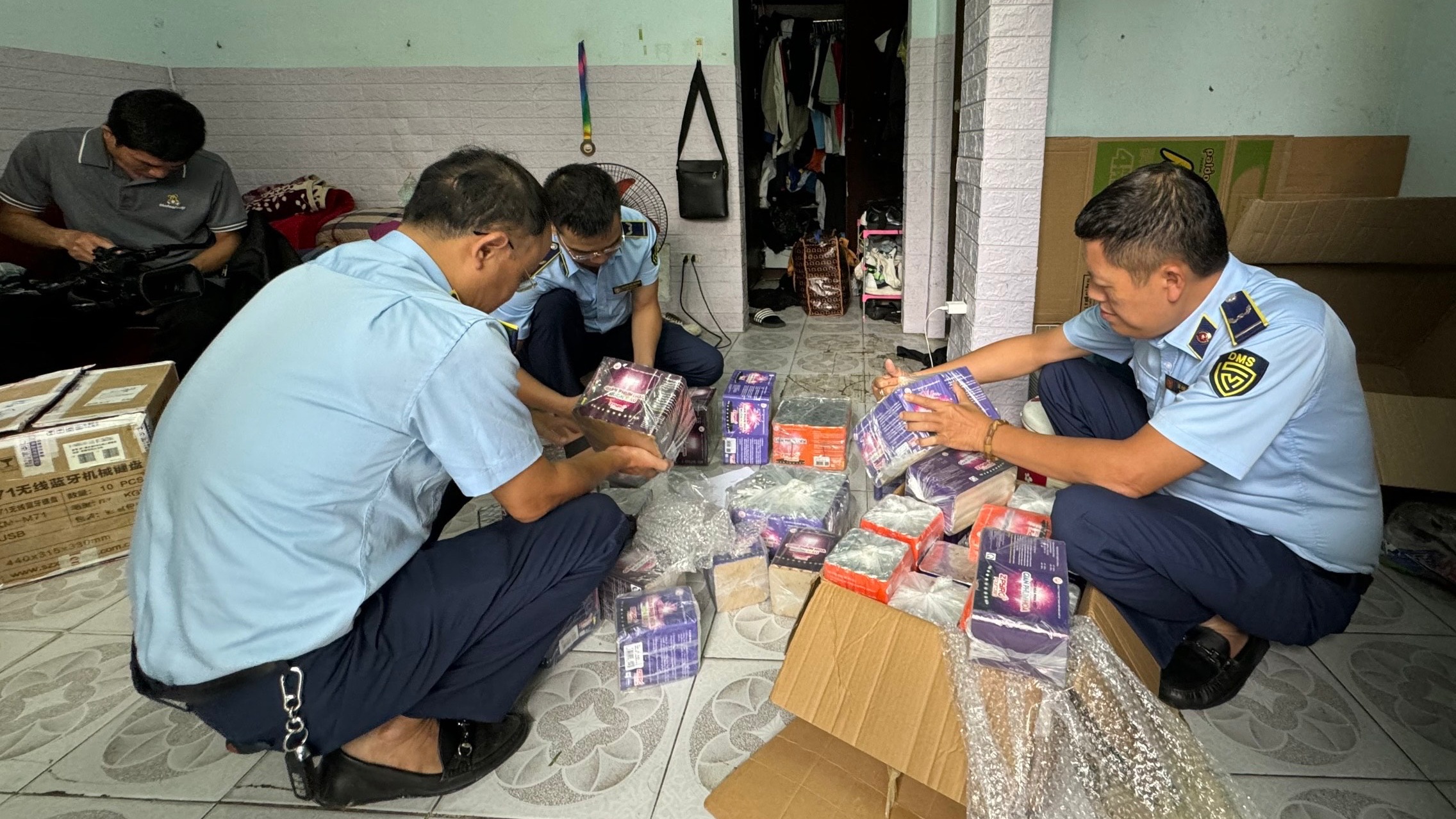 Quản Lý Thị Trường: Kiểm tra, thu giữ lượng lớn pháo hoa giả ngay giữa Thủ đô