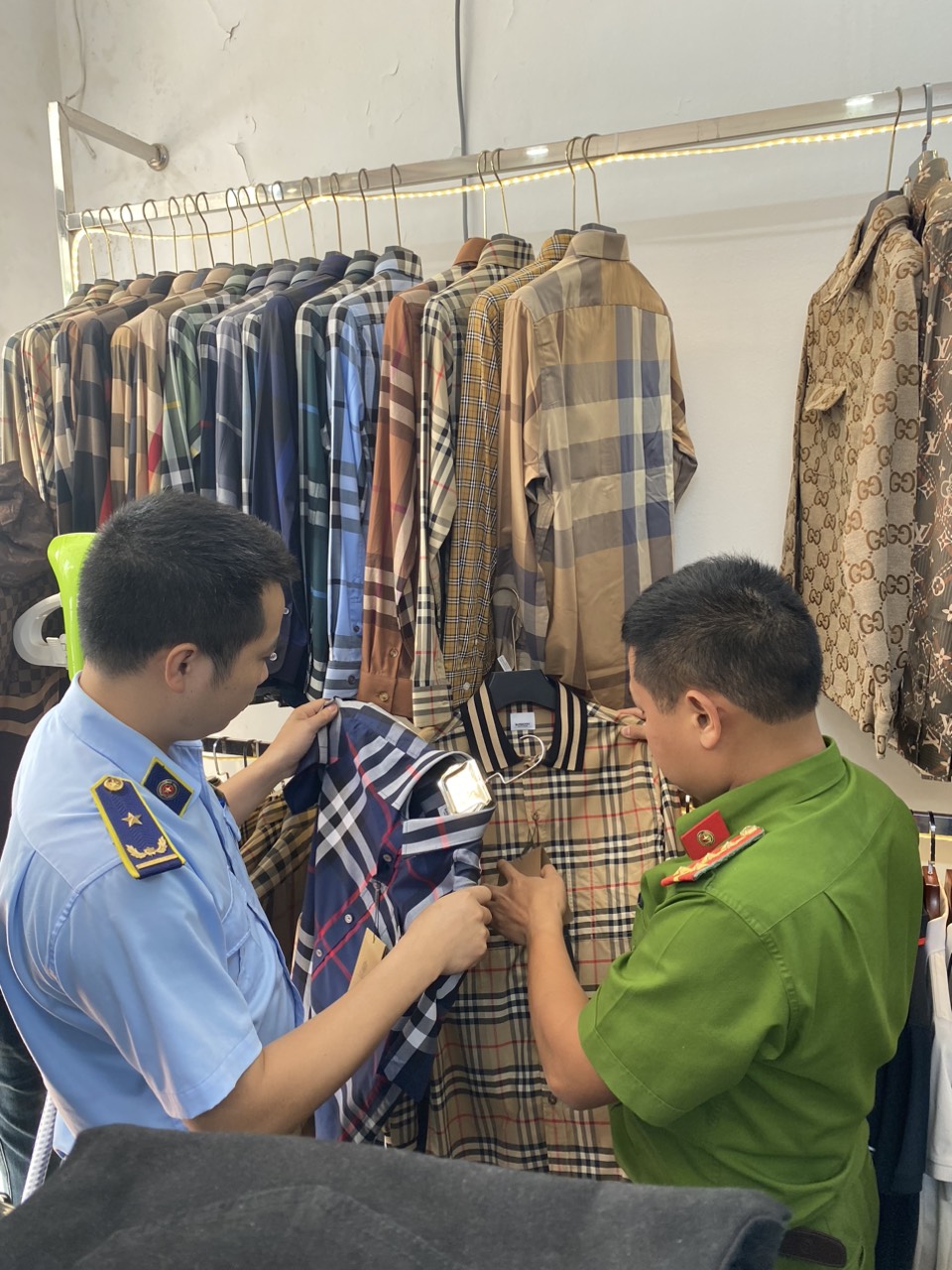 Cục Quản Lý Thị Trường Tỉnh Hưng Yên tạm giữ các sản phẩm áo sơ mi nam có dấu hiệu giả mạo nhãn hiệu “BURBERRY”.